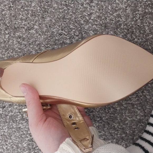 Gold never worn mary jane heels - Picture 4 of 4